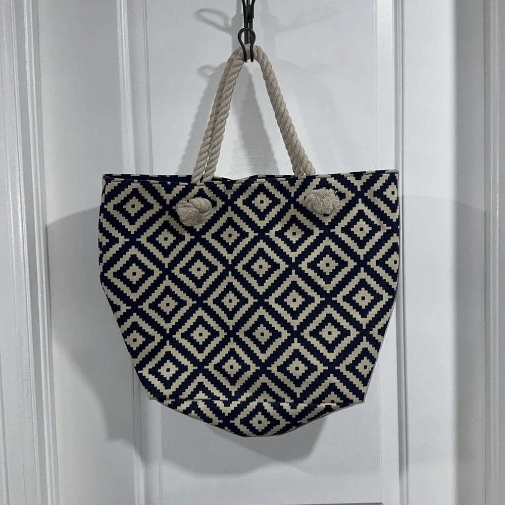 ⭐️SOLD⭐️NWOT Summer & Rose Tote Bag with button closure - Picture 7 of 7